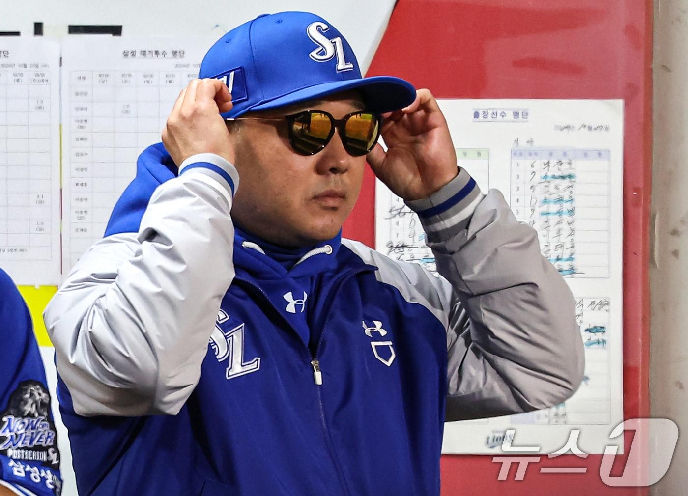 23일 오후 광주 북구 기아챔피언스필드에서 열린 프로야구 &#39;2024 신한 SOL 뱅크 KBO 포스트시즌&#39; 한국시리즈 2차전 삼성 라이온즈와 KIA 타이거즈의 경기, 삼성 박진만 감독이 경기를 지켜보고 있다. 2024.10.23/뉴스1 ⓒ News1 김도우 기자