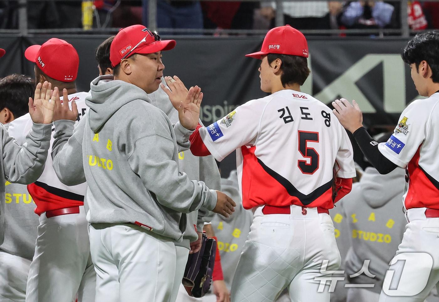 23일 오후 광주 북구 기아챔피언스필드에서 열린 프로야구 &#39;2024 신한 SOL 뱅크 KBO 포스트시즌&#39; 한국시리즈 2차전 삼성 라이온즈와 KIA 타이거즈의 경기, KIA 이범호 감독이 8대3 승리 후 선수들을 격려하고 있다. 2024.10.23/뉴스1 ⓒ News1 김도우 기자