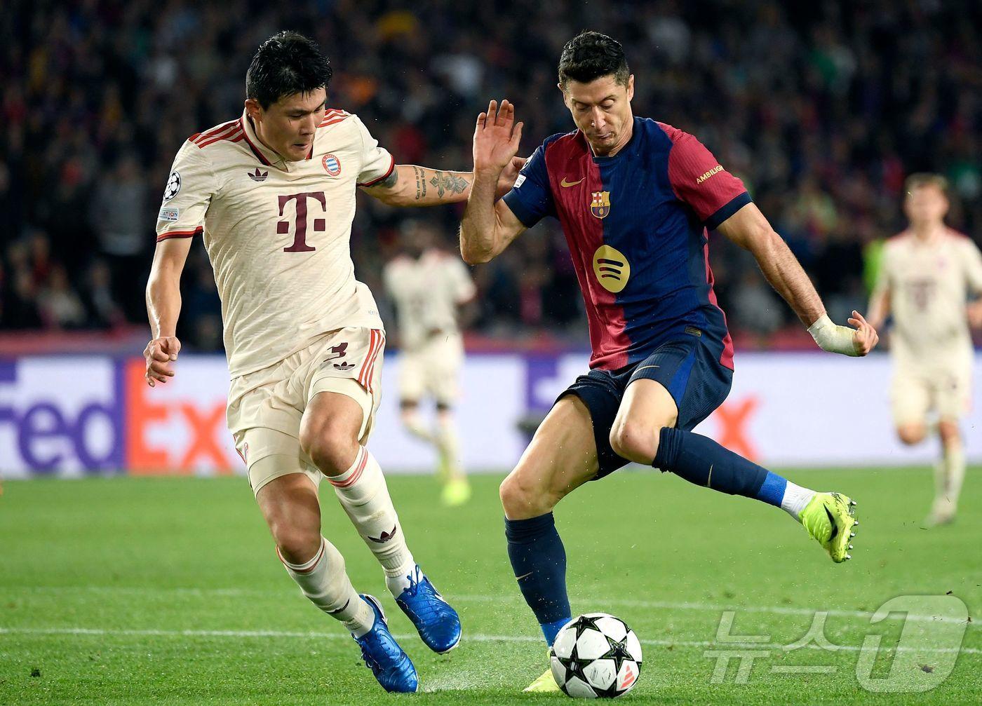 바이에른 뮌헨 김민재&#40;왼쪽&#41;가 24일&#40;한국시간&#41; 열린 2024-25 UEFA 챔피언스리그 바르셀로나전에서 로베르트 레반도프스키를 수비하고 있다. ⓒ AFP=뉴스1