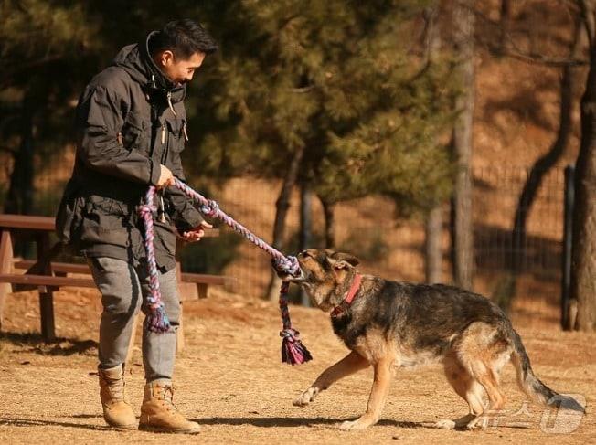 강형욱 훈련사와 반려견 레오의 생전 모습&#40;인스타그램 갈무리&#41; ⓒ 뉴스1