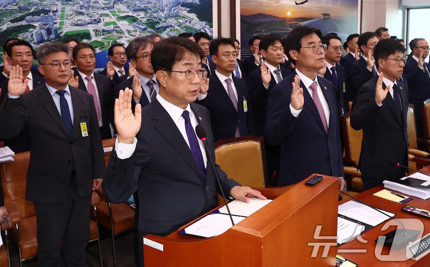 박상우 국토교통부 장관이 24일 오전 서울 여의도 국회 국토교통위원회에서 열린 국토위 등에 대한 종합국정감사에서 증인 선서를 하고 있다. 2024.10.24/뉴스1 ⓒ News1 김민지 기자