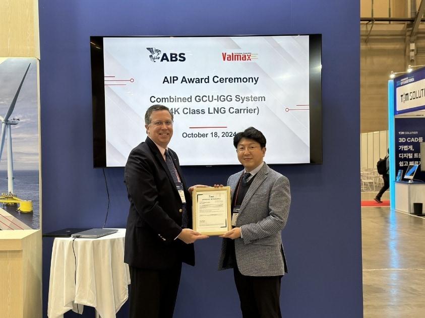 인증서 수여식에 참석한 매튜 트램블레이&#40;Matthew Tremblay&#41; ABS 대표이사&#40;ABS Global Offshore/Energy, 왼쪽&#41;와 윤진석 발맥스기술 대표이사&#40;오른쪽&#41;가 기념촬영을 하고 있다. /사진제공 = 발맥스기술