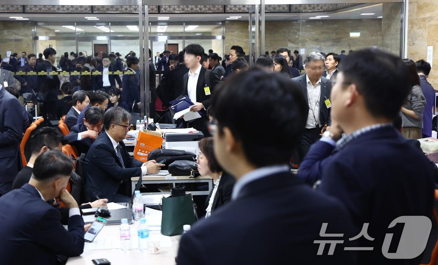 국회 종합국정감사가 열리고 있는 24일 오전 서울 여의도 국회 상임위 복도가 답변을 준비하는 피감기관 관계자들로 붐비고 있다. 2024.10.24/뉴스1 ⓒ News1 김민지 기자