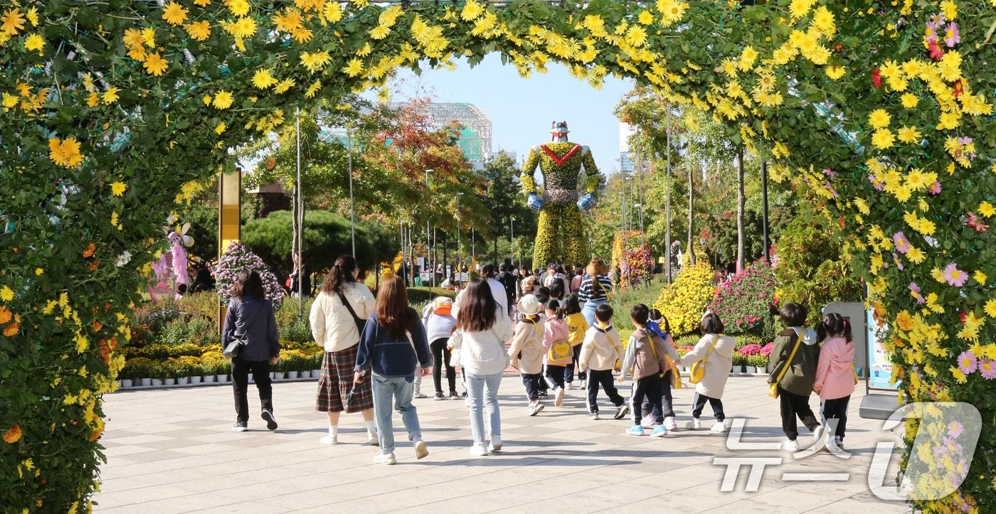 29일 대전·충남은 흐린 가운데 서해안을 중심으로 시속 55km 내외 강한 바람이 불 것으로 예보됐다. 대전 유성구 유림공원 일대에서 열린 유성국화축제장에서 나들이 나온 시민들이 가을을 즐기고 있다. /뉴스1 ⓒ News1 김기태 기자