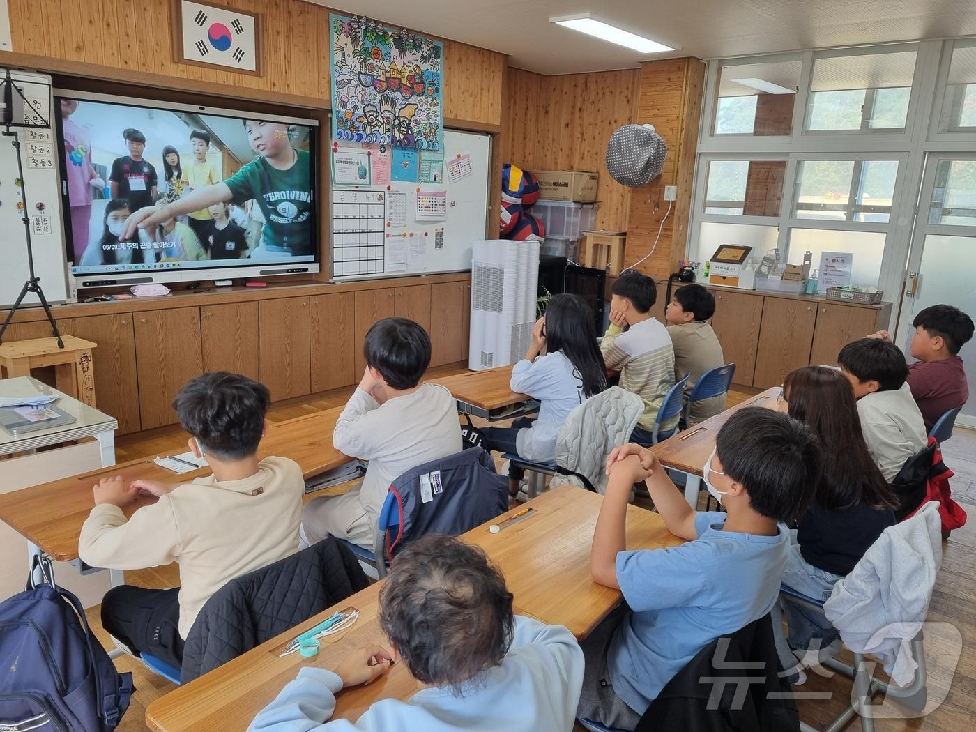 충북 청주교육지원청은 24일 &#39;곰지락 수&#40;水&#41;호대&#39; 프로젝트 공동교육과정 운영을 위해 청주-제주도 학교 간 온라인 공동 수업을 진행했다.&#40;청주교육지원청 제공&#41;/뉴스1