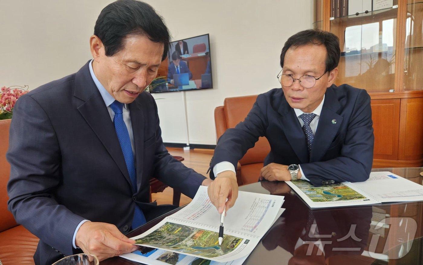  24일 조병옥 충북 음성군수가 중부내륙철도 지선 국가계획 반영 요청을 위해 국회를 찾았다. 사진은 이학영 국회부의장&#40;왼쪽&#41;에게 현안사업 예산 반영을 건의하고 있는 조 군수.&#40;음성군 제공&#41;2024.10.24/뉴스1