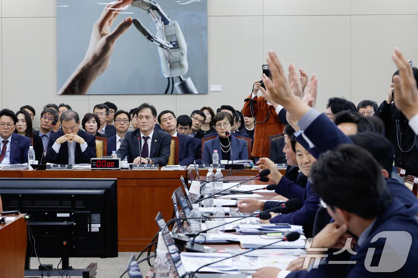 국회 과학기술정보방송통신위원회 더불어민주당 의원들이 24일 오후 서울 여의도 국회에서 열린 방송통신위원회 및 소관 감사대상기관 전체 종합 국정감사에서 방문진 직원이 쓰러지자 &#34;XX, 다 죽이네＂라고 욕설했다며 김태규 방송통신위원장 직무대행을 국회모욕죄로 고발하는데 찬성 거수 표결을 하고 있다. 2024.10.24/뉴스1 ⓒ News1 안은나 기자