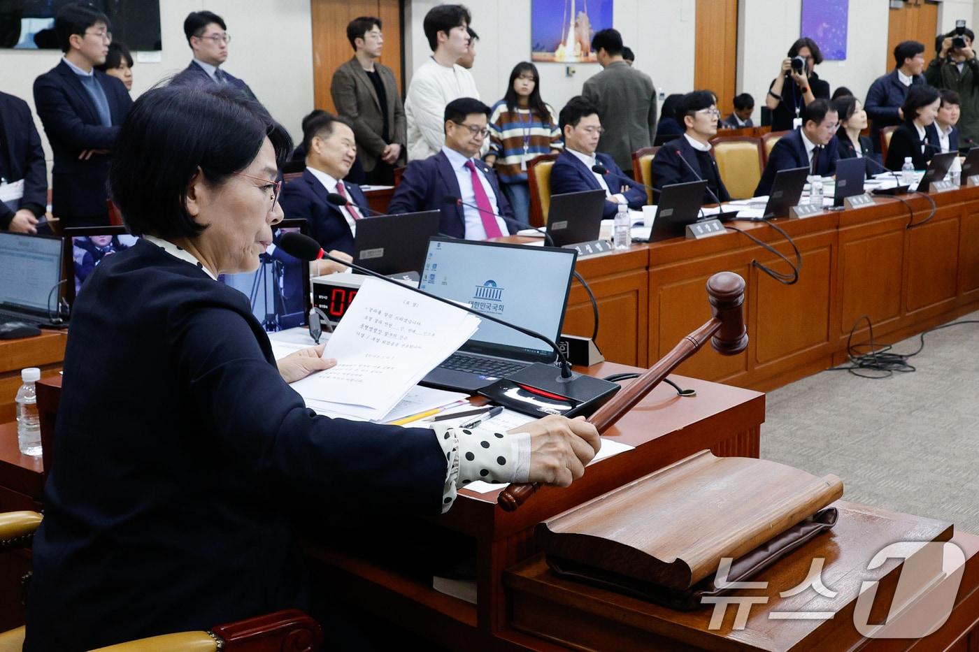 최민희 국회 과학기술정보방송통신위원회 위원장이 24일 오후 서울 여의도 국회에서 열린 방송통신위원회 및 소관 감사대상기관 전체 종합 국정감사에서 방문진 직원이 쓰러지자 &#34;XX, 다 죽이네＂라고 욕설했다며 김태규 방송통신위원장 직무대행을 국회모욕죄로 고발하기로 의결하고 있다. 2024.10.24/뉴스1 ⓒ News1 안은나 기자