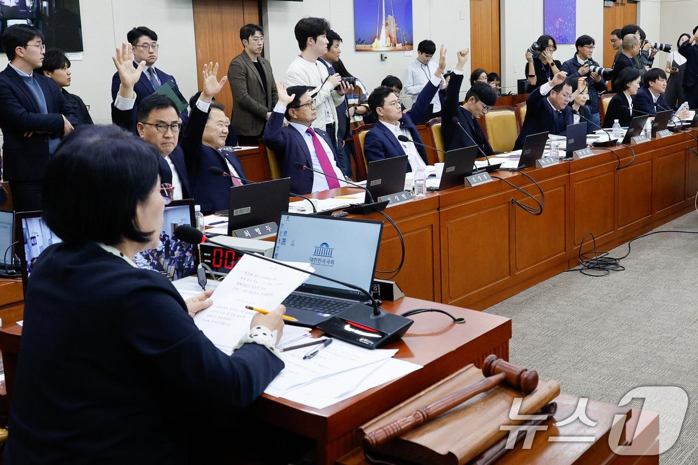 국회 과학기술정보방송통신위원회 국민의힘 의원들이 24일 오후 서울 여의도 국회에서 열린 방송통신위원회 및 소관 감사대상기관 전체 종합 국정감사에서 방문진 직원이 쓰러지자 &#34;XX, 다 죽이네＂라고 욕설했다며 김태규 방송통신위원장 직무대행을 국회모욕죄로 고발하는데 반대 거수 표결을 하고 있다. 2024.10.24/뉴스1 ⓒ News1 안은나 기자