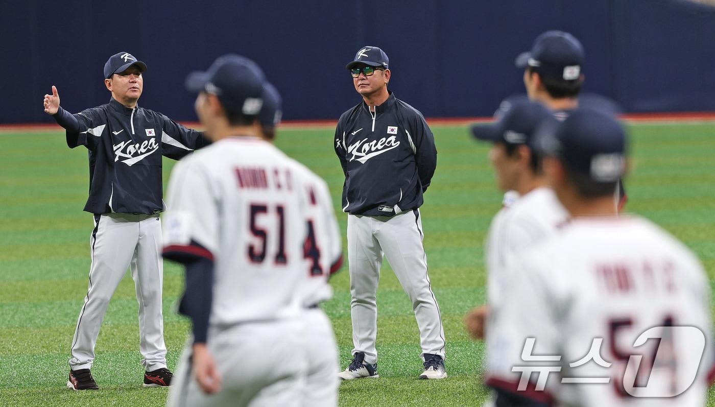 2024 세계야구소프트볼협회&#40;WBSC&#41; 프리미어12에 출전하는 류중일 대한민국 야구대표팀 감독이 24일 오후 서울 구로구 고척스카이돔에서 열린 대표팀 첫 훈련에서 선수들을 바라보고 있다. 이날 훈련은 한국시리즈가 진행 중인 관계로 기아와 삼성 소속 선수를 제외하고 진행됐다. 대표팀은 내달 1일과 2일 쿠바 대표팀과 평가전을 치르고 8일에 대만으로 출국한다. 2024.10.24/뉴스1 ⓒ News1 장수영 기자