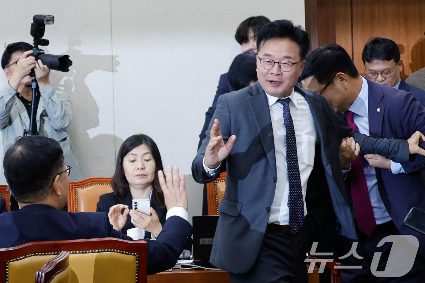 김우영 더불어민주당 의원이 24일 오후 서울 여의도 국회 과학기술정보방송통신위원회에서 방송통신위원회 및 소관 감사대상기관 전체 종합 국정감사가 여야 의원들의 고성 속에 중지되자 퇴장하고 있다. 2024.10.24/뉴스1 ⓒ News1 안은나 기자