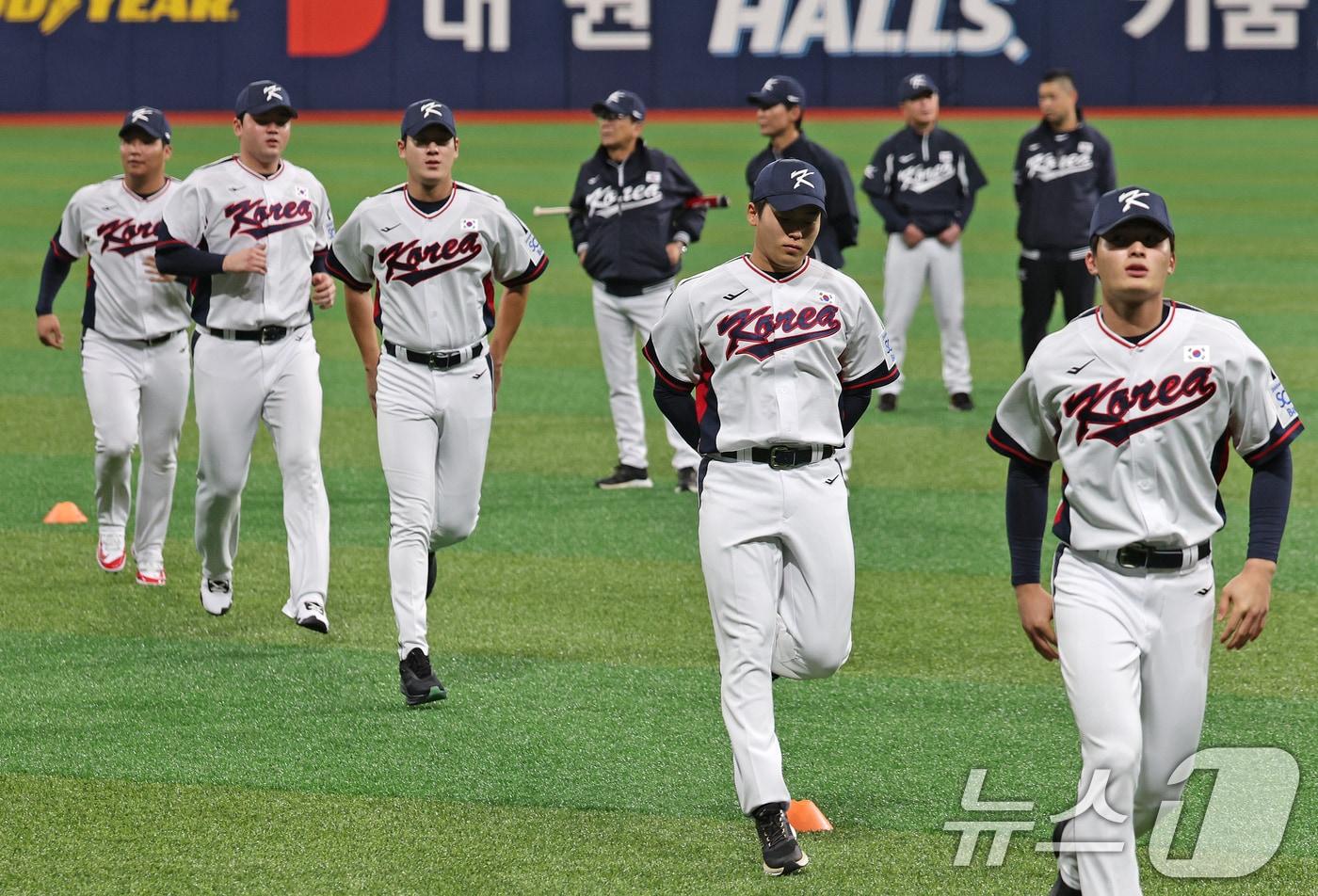 2024 세계야구소프트볼협회&#40;WBSC&#41; 프리미어12에 출전하는 대한민국 야구대표팀 선수들이 24일 오후 서울 구로구 고척스카이돔에서 열린 대표팀 첫 훈련을 하고 있다. 2024.10.24/뉴스1 ⓒ News1 장수영 기자