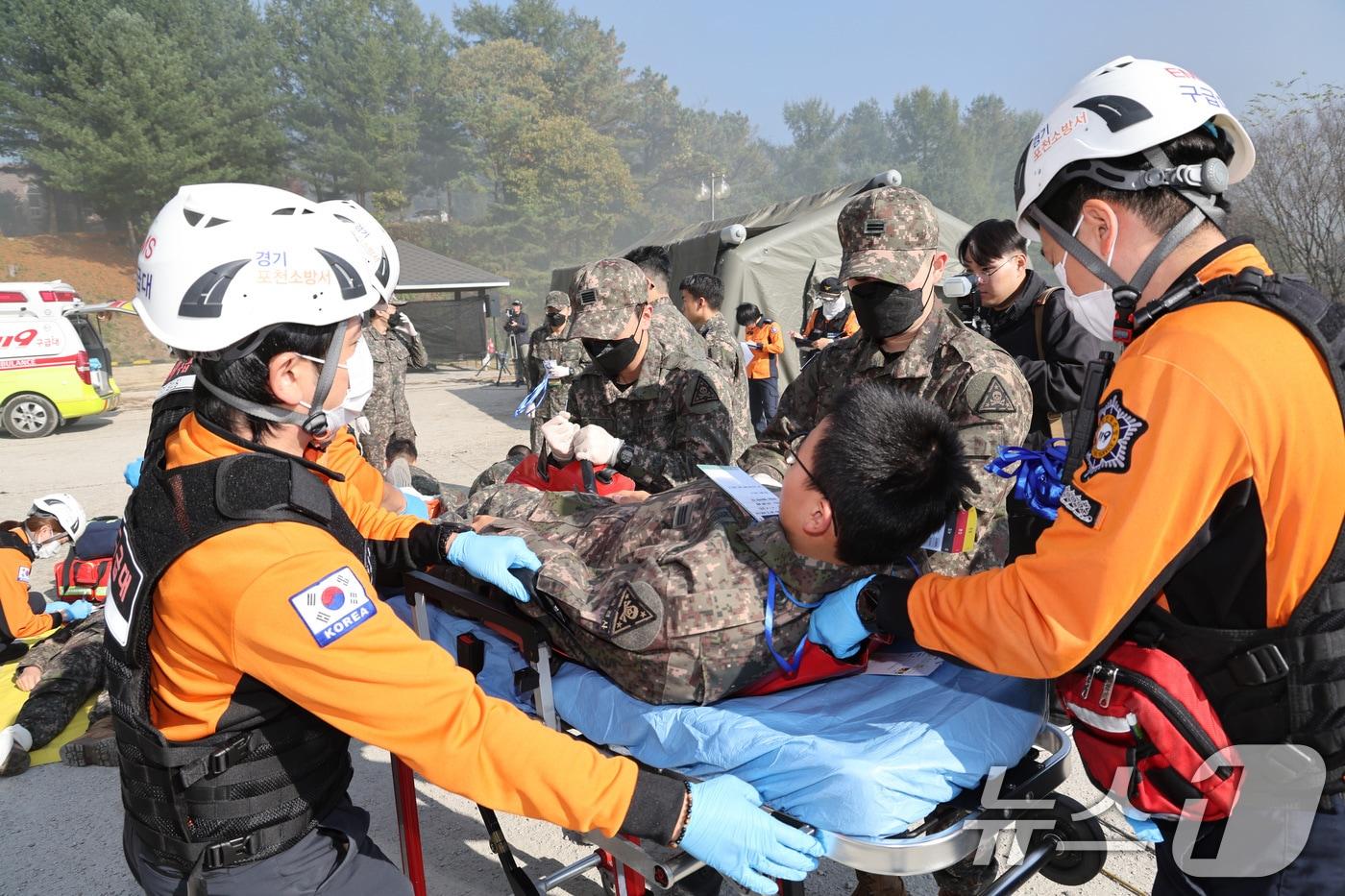 경기 포천시 승진훈련장 일대에서 열린 &#39;2024 재난대응 안전한국훈련&#39;에서 장병들 및 포천소방서 대원들이 환자 응급처치 및 후송을 하고 있다. &#40;국방일보 제공&#41; 2024.10.24/뉴스1