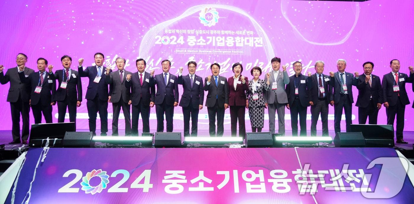 강기정 광주시장이 24일 오후 서구 김대중컨벤션센터에서 열린 &#39;2024 중소기업융합대전 개막식&#39;에 참석해 김성섭 중소벤처기업부 차관, 최봉규 중소기업융합중앙회장, 이정권 중소기업융합광주전남연합회장, 신수정 광주시의회 의장 등 내빈들과 기념 촬영을 하고 있다. &#40;광주시 제공&#41; 2024.10.24/뉴스1