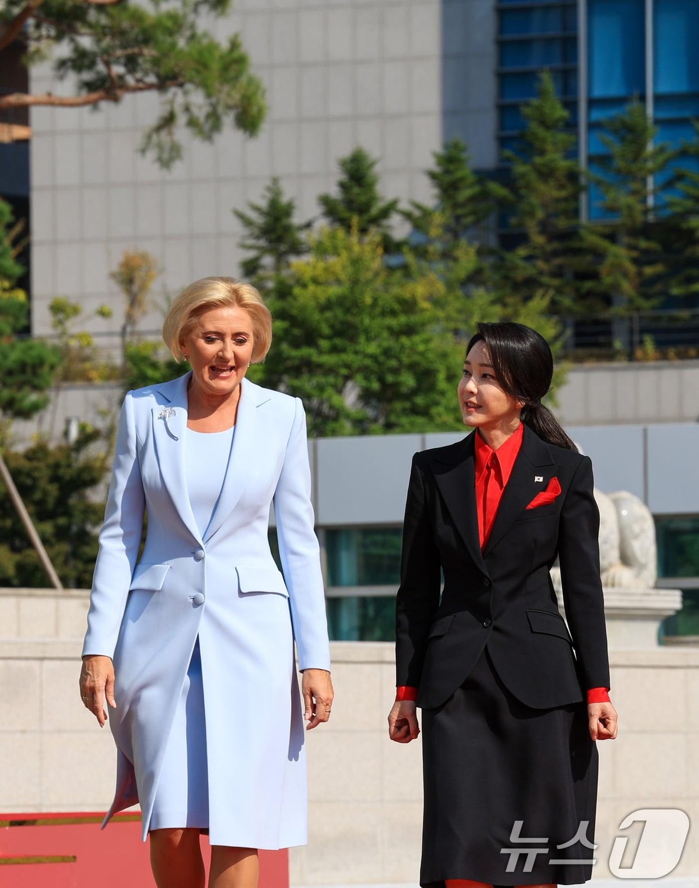 윤석열 대통령의 부인 김건희 여사가 24일 서울 용산 대통령실 앞 잔디마당에서 열린 안제이 두다 폴란드 대통령 국빈 방한 공식 환영식에서 아가타 코른하우저 두다 여사와 이야기를 나누고 있다. &#40;대통령실 제공&#41; 2024.10.24/뉴스1 ⓒ News1 송원영 기자