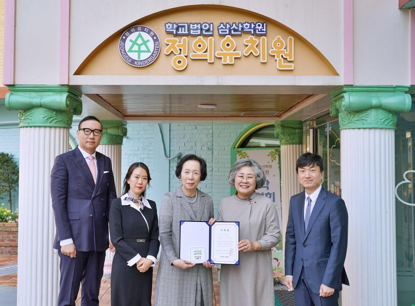 서울시 도봉구 정의유치원에서 치아건강 실천 유치원 인증식을 진행하고 있다. &#40;왼쪽부터&#41; 배성우 롯데웰푸드 마케팅본부장, 육정은 정의유치원 부원장, 김영희 정의유치원 원장, 황윤숙 대한치과위생사협회장, 이병진 충치예방연구회장&#40;롯데웰푸드 제공&#41;.