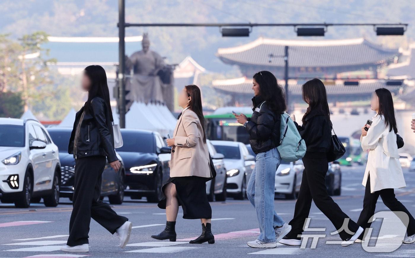 쌀쌀한 날씨가 이어진 25일 오전 서울 광화문네거리 인근에서 시민들과 외국인관광객이 움츠린채 이동하고 있다. 2024.10.25/뉴스1 ⓒ News1 박지혜 기자