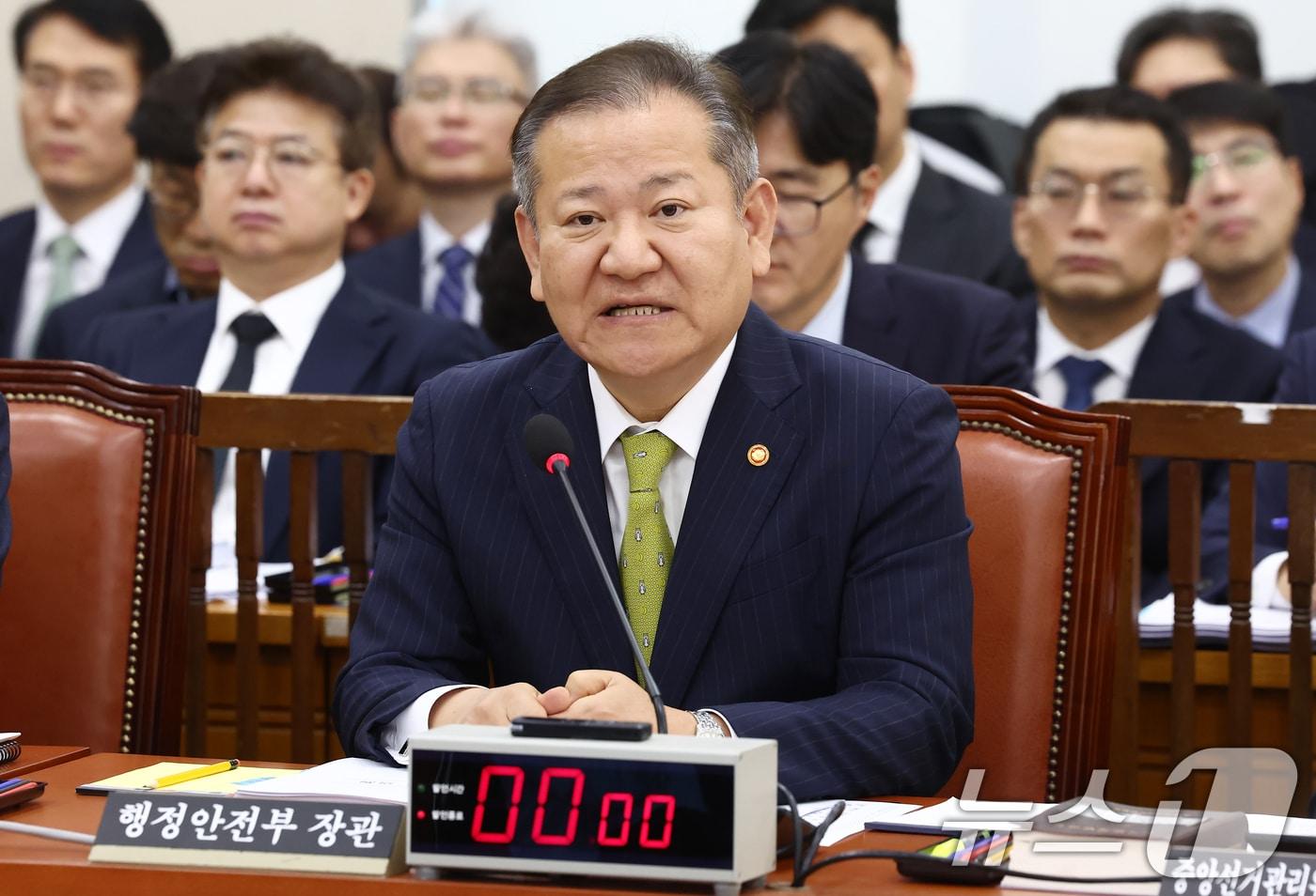 이상민 행정안전부 장관이 25일 오전 서울 여의도 국회 행정안전위원회에서 열린 행정안전부·중앙선거관리위원회·진실화해를위한과거사정리위원회·경찰청·소방청 등에 대한 종합 국정감사에서 의원 질의에 답변하고 있다. 2024.10.25/뉴스1 ⓒ News1 김민지 기자