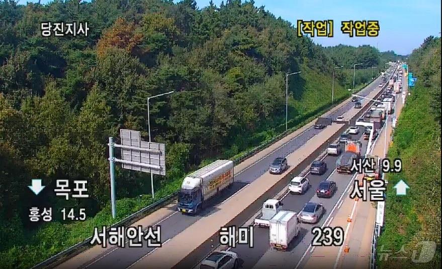 25일 낮 12시13분께 충남 서산 해미면 서해안고속도로 서울방향 239km 지점에서 승용차와 스포츠유틸리티 차량&#40;SUV&#41; 등이 추돌하는 사고가 발생했다. 서산 해미면 서해안고속도로 교통사고 현장. &#40;한국도로공사 CCTV 화면 캡쳐&#41; /뉴스1