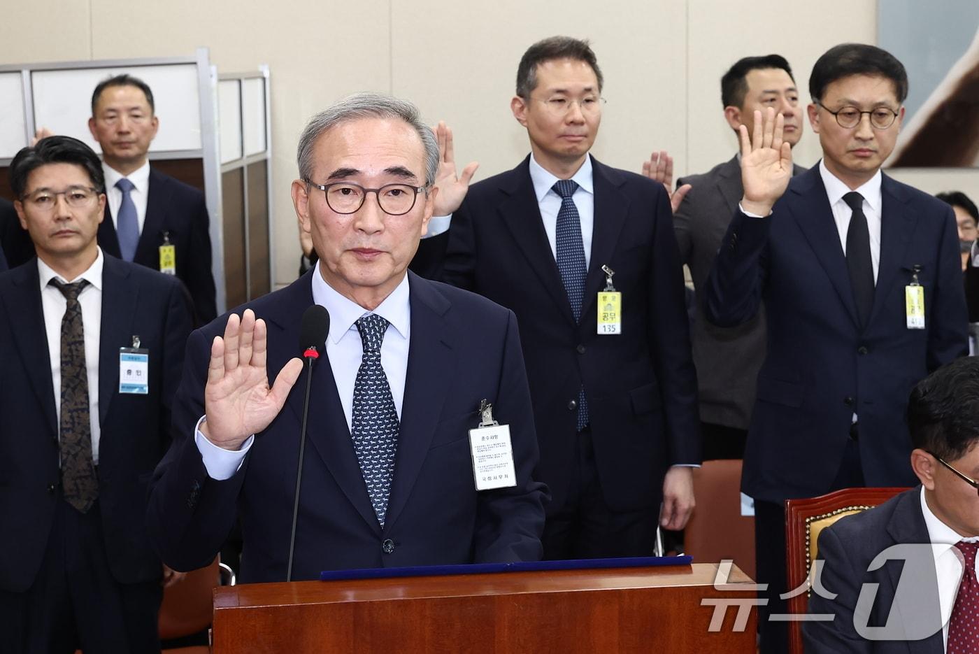 김영섭 KT 대표이사가 25일 오후 서울 여의도 국회 과학기술정보방송통신위원회에서 열린 과학기술정보통신부·원자력안전위원회·우주항공청 등에 대한 종합 국정감사에서 증인 선서를 하고 있다. 오른쪽부터 윤태양 삼성전자 부사장, 김경훈 구글코리아 대표. 2024.10.25/뉴스1 ⓒ News1 김민지 기자