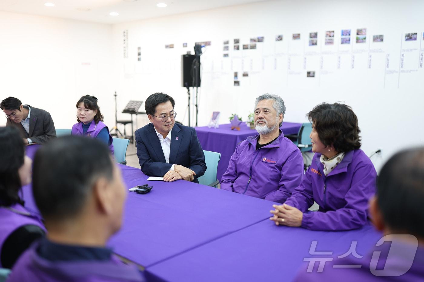 24일 오후 별들의 집에서 열린 10.29 참사 2주기 유가족협의회 간담회에서 김동연 경기도지사가 유가족들과 이야기를 나누고 있다.&#40;경기도 제공&#41;