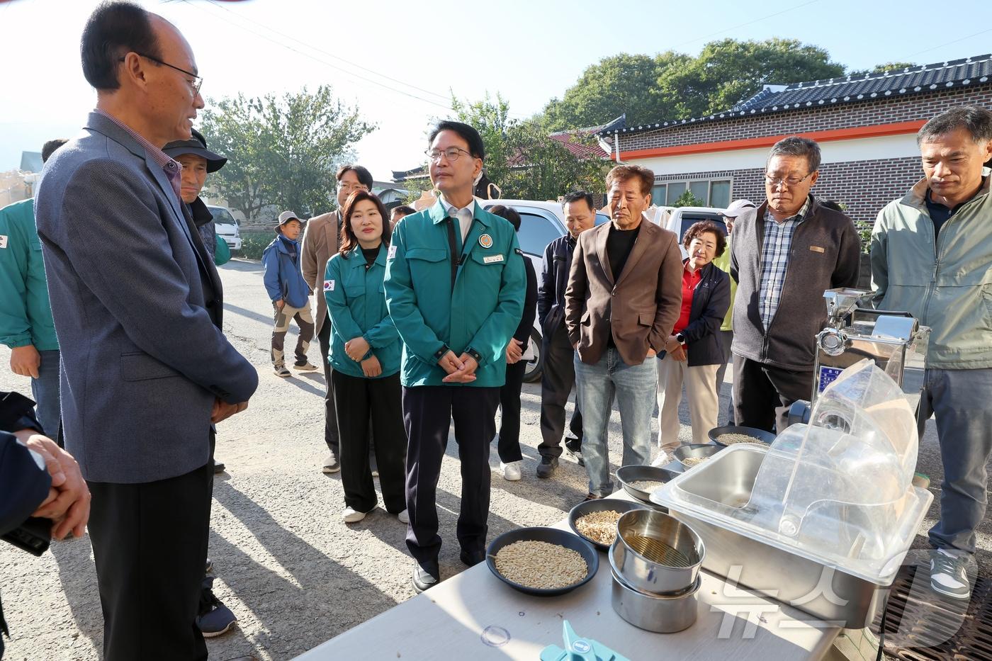 심덕섭 고창군수가 25일 공공비축미 수매현장&#40;상하면 농협창고&#41;를 찾아 쌀값 하락 등 농정현안에 대해 농업관계자들과 대책을 논의하고 있다.&#40;고창군 제공&#41;2024.10.25/뉴스1