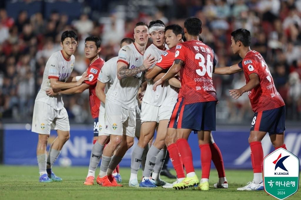  강원과 김천이 단두대 매치 맞대결을 벌인다.&#40;한국프로축구연맹 제공&#41;