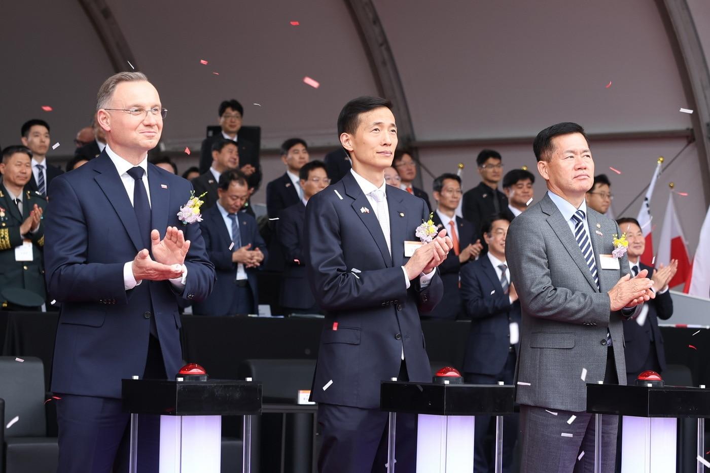 김동관 한화그룹 부회장&#40;사진 가운데&#41;이 안제이 두다 대통령 등 참석자들과 함께 실물장비 기동시연을 보고 있다&#40;한화에어로 제공&#41;