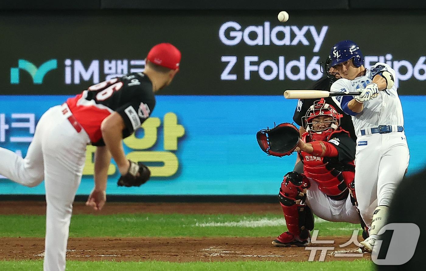 25일 오후 대구 삼성라이온즈파크에서 열린 프로야구 &#39;2024 신한 SOL 뱅크 KBO 포스트시즌&#39; 한국시리즈 3차전 KIA 타이거즈와 삼성 라이온즈의 경기, 삼성 이성규가 3회말 1사 KIA 선발 라우어를 상대로 솔로홈런을 치고 있다. 2024.10.25/뉴스1 ⓒ News1 김진환 기자