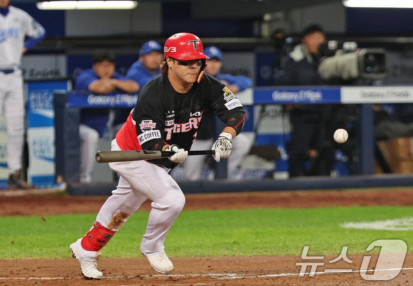 25일 오후 대구 삼성라이온즈파크에서 열린 프로야구 &#39;2024 신한 SOL 뱅크 KBO 포스트시즌&#39; 한국시리즈 3차전 KIA 타이거즈와 삼성 라이온즈의 경기 5회초 KIA 공격 무사 1루 상황에서 김선빈이 희생번트를 성공하고 있다. 2024.10.25/뉴스1 ⓒ News1 장수영 기자