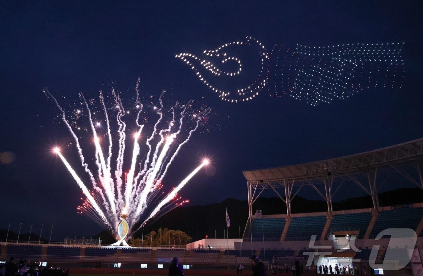 25일 제44회 전국장애인체전 개회식이 열린 김해종합운동장에서 드론쇼와 함께 불꽃이 터지고 있다.&#40;경남도 제공&#41;