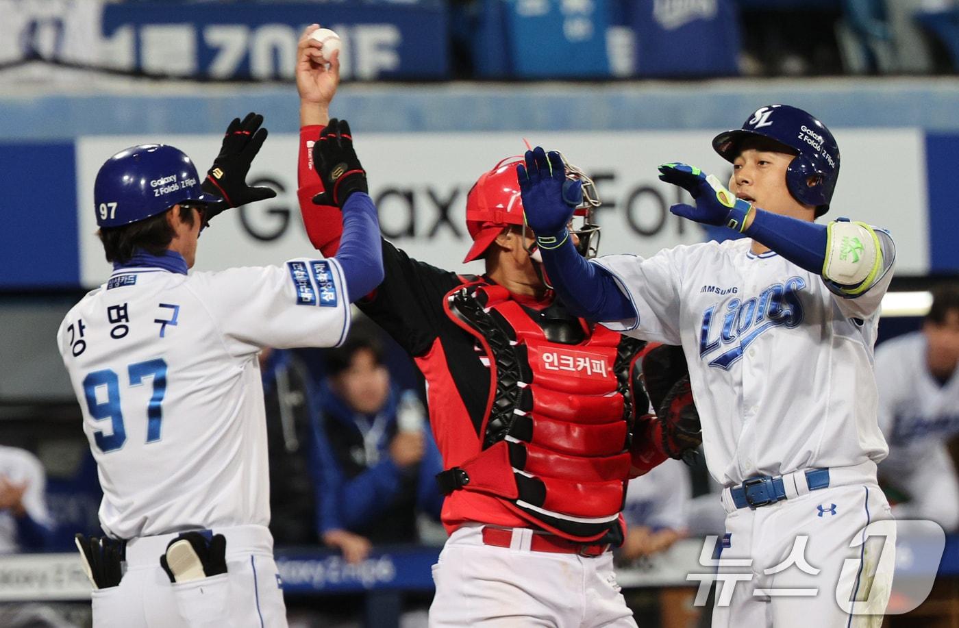 25일 오후 대구 삼성라이온즈파크에서 열린 프로야구 &#39;2024 신한 SOL 뱅크 KBO 포스트시즌&#39; 한국시리즈 3차전 KIA 타이거즈와 삼성 라이온즈의 경기 7회말 삼성 공격 선투타자 김헌곤이 솔로 홈런을 친 뒤 강명구 코치와 하이파이브 하고 있다. 2024.10.25/뉴스1 ⓒ News1 장수영 기자