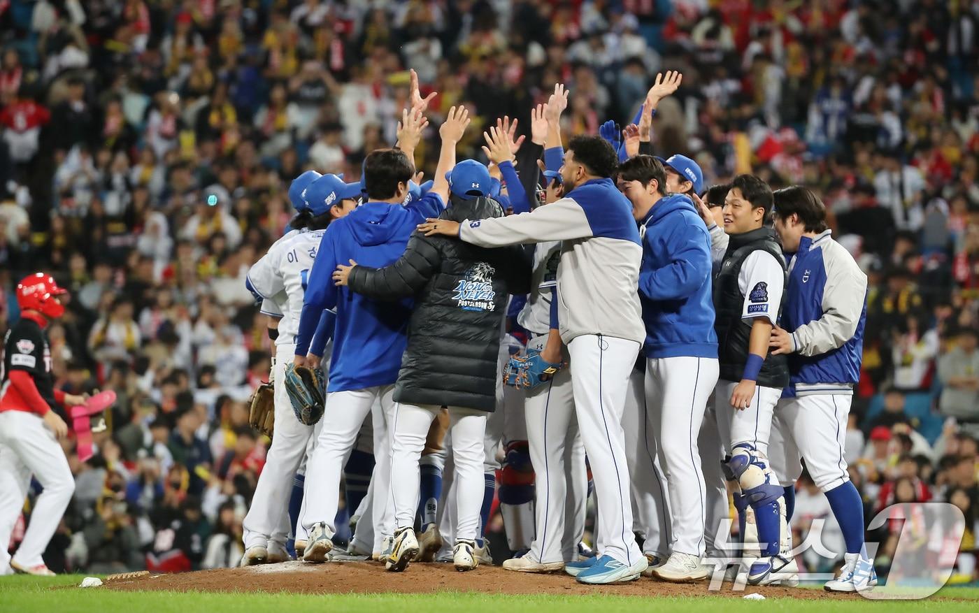 25일 오후 대구 삼성라이온즈파크에서 열린 프로야구 &#39;2024 신한 SOL 뱅크 KBO 포스트시즌&#39; 한국시리즈 3차전 KIA 타이거즈와 삼성 라이온즈의 경기, 4대 2 승리를 거둔 삼성 선수들이 기뻐하고 있다. 2024.10.25/뉴스1 ⓒ News1 공정식 기자