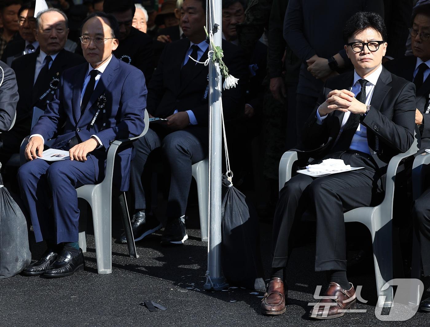 국민의힘 한동훈 대표와 추경호 원내대표가 26일 서울 동작구 국립서울현충원 박정희대통령 묘역에서 열린 박정희 전 대통령 서거 제45주기 추도식에 참석해 있다. 2024.10.26/뉴스1 ⓒ News1 박정호 기자