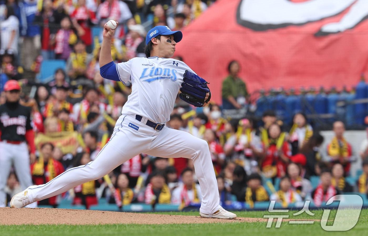 26일 오후 대구 삼성라이온즈파크에서 열린 프로야구 &#39;2024 신한 SOL 뱅크 KBO 포스트시즌&#39; 한국시리즈 4차전 KIA 타이거즈와 삼성 라이온즈의 경기 1회초 삼성 선발 원태인이 역투하고 있다. 2024.10.26/뉴스1 ⓒ News1 장수영 기자