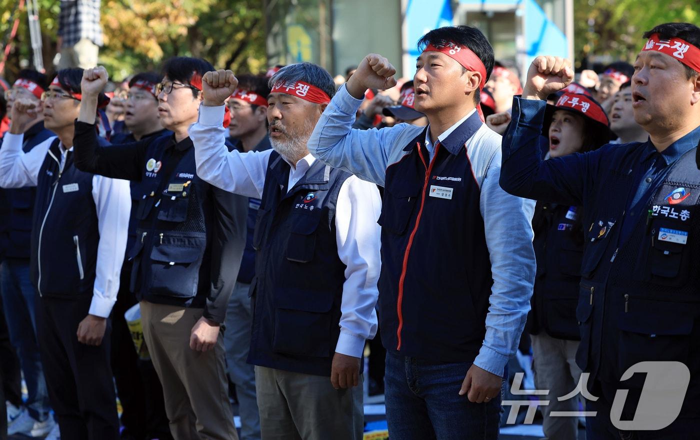 26일 오후 서울 여의도 국회의사당 앞에서 열린 양대노총 공공노동자 총력투쟁 결의대회에서 김동명 한국노총 위원장&#40;왼쪽 세 번째&#41;과 양경수 민주노총 위원장을 비롯한 노동자들이 임을 위한 행진곡에 맞춰 팔뚝질을 하고 있다. 2024.10.26/뉴스1 ⓒ News1 박정호 기자