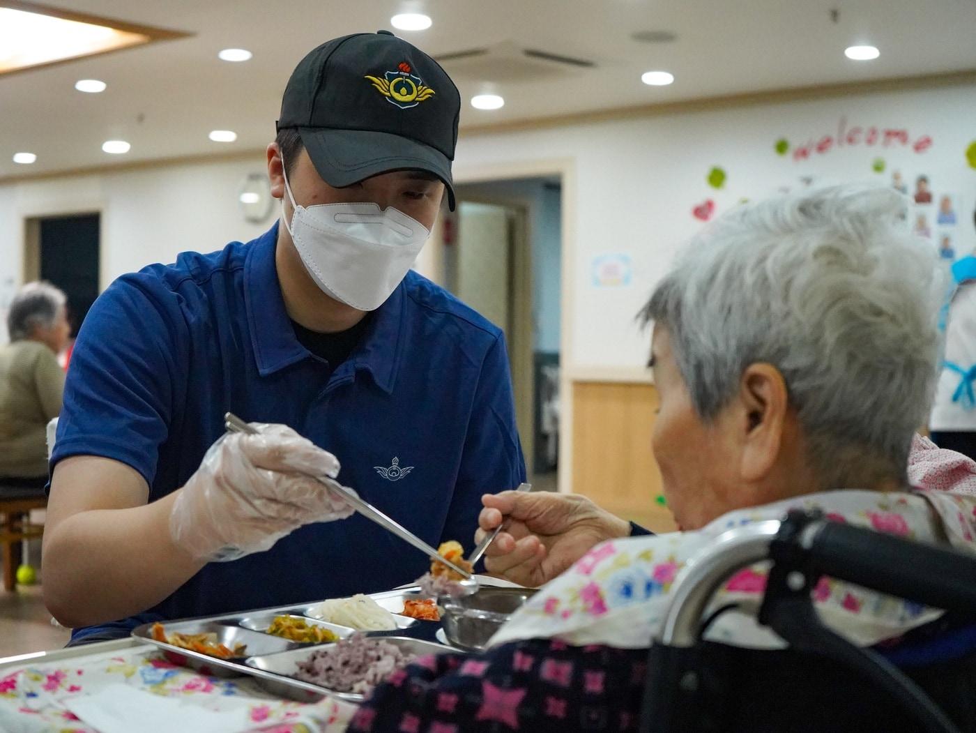 요양원에서 어르신 식사지원 업무를 하고 있는 사회복무요원.&#40;병무청 제공&#41;