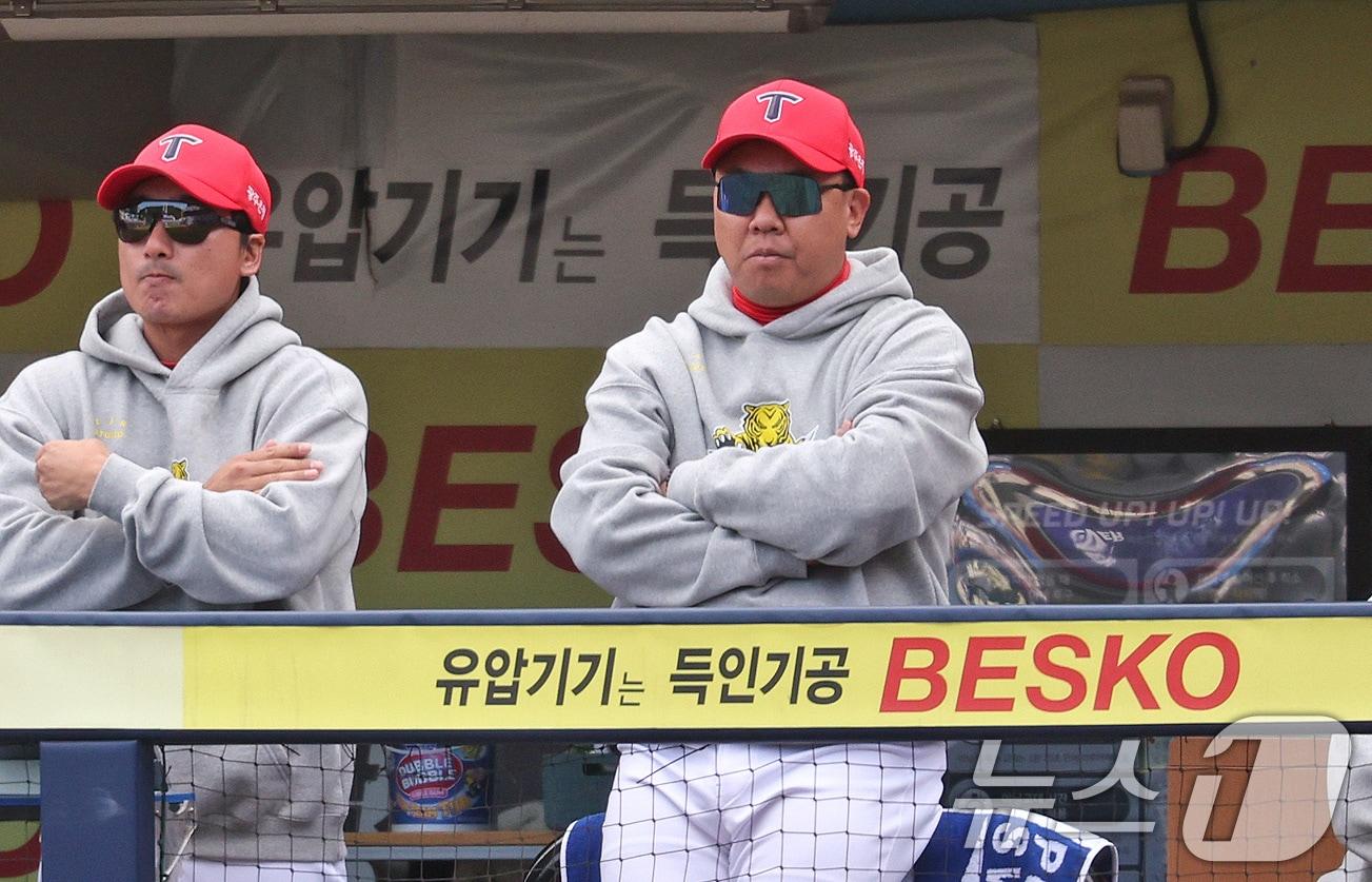 26일 오후 대구 삼성라이온즈파크에서 열린 프로야구 &#39;2024 신한 SOL 뱅크 KBO 포스트시즌&#39; 한국시리즈 KIA 타이거즈와 삼성 라이온즈의 4차전, KIA 이범호 감독이 경기를 바라보고 있다. 2024.10.26/뉴스1 ⓒ News1 장수영 기자