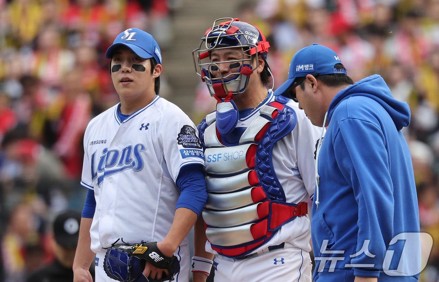 26일 오후 대구 삼성라이온즈파크에서 열린 프로야구 &#39;2024 신한 SOL 뱅크 KBO 포스트시즌&#39; 한국시리즈 4차전 KIA 타이거즈와 삼성 라이온즈의 경기 3회초 KIA 공격 무사 1, 2루 상황이 발생하자 코칭스테프가 마운드에 방문하고 있다. 2024.10.26/뉴스1 ⓒ News1 장수영 기자