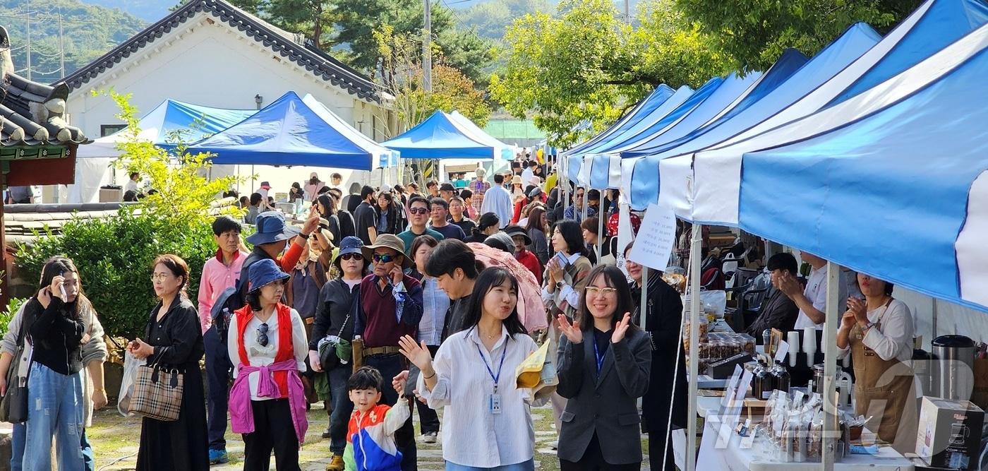 26일 광주 호수생태공원에서 열린 2024 희망리턴패키지 광주전남제주 소상공인 플리마켓에서 시민들이 부스를 둘러보고 있다 .&#40;세종경영연구소 제공&#41; 2024.10.26/뉴스1