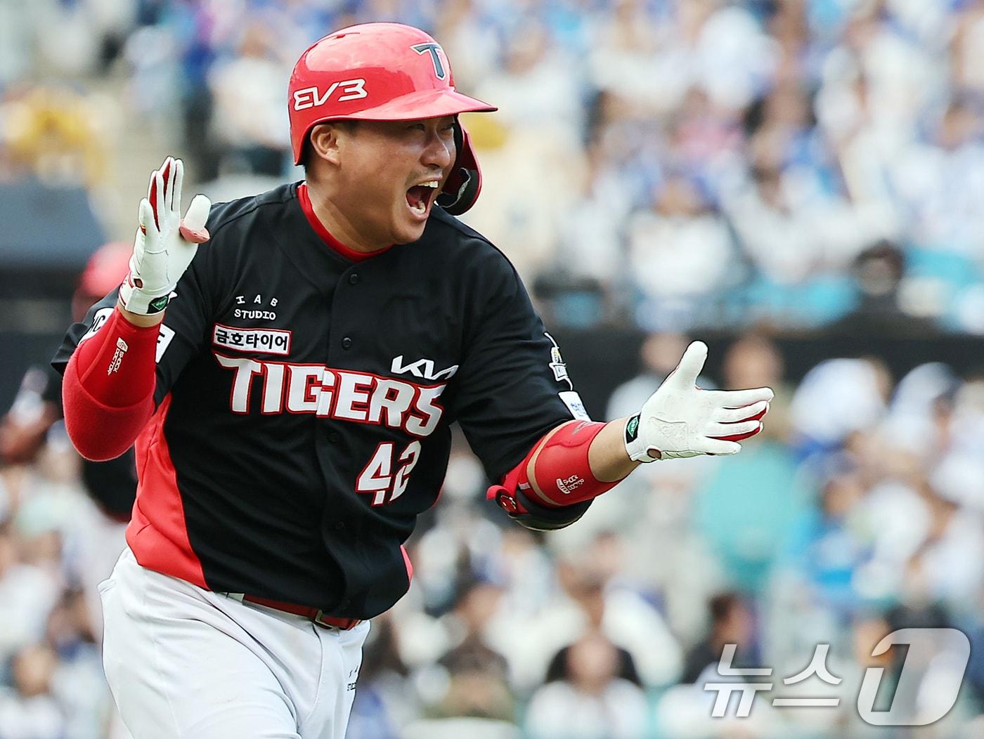 26일 오후 대구 삼성라이온즈파크에서 열린 프로야구 &#39;2024 신한 SOL 뱅크 KBO 포스트시즌&#39; 한국시리즈 4차전 KIA 타이거즈와 삼성 라이온즈의 경기, KIA 김태군이 3회초 2사 만루 상황 만루홈런을 친 뒤 환호하고 있다. 2024.10.26/뉴스1 ⓒ News1 김진환 기자