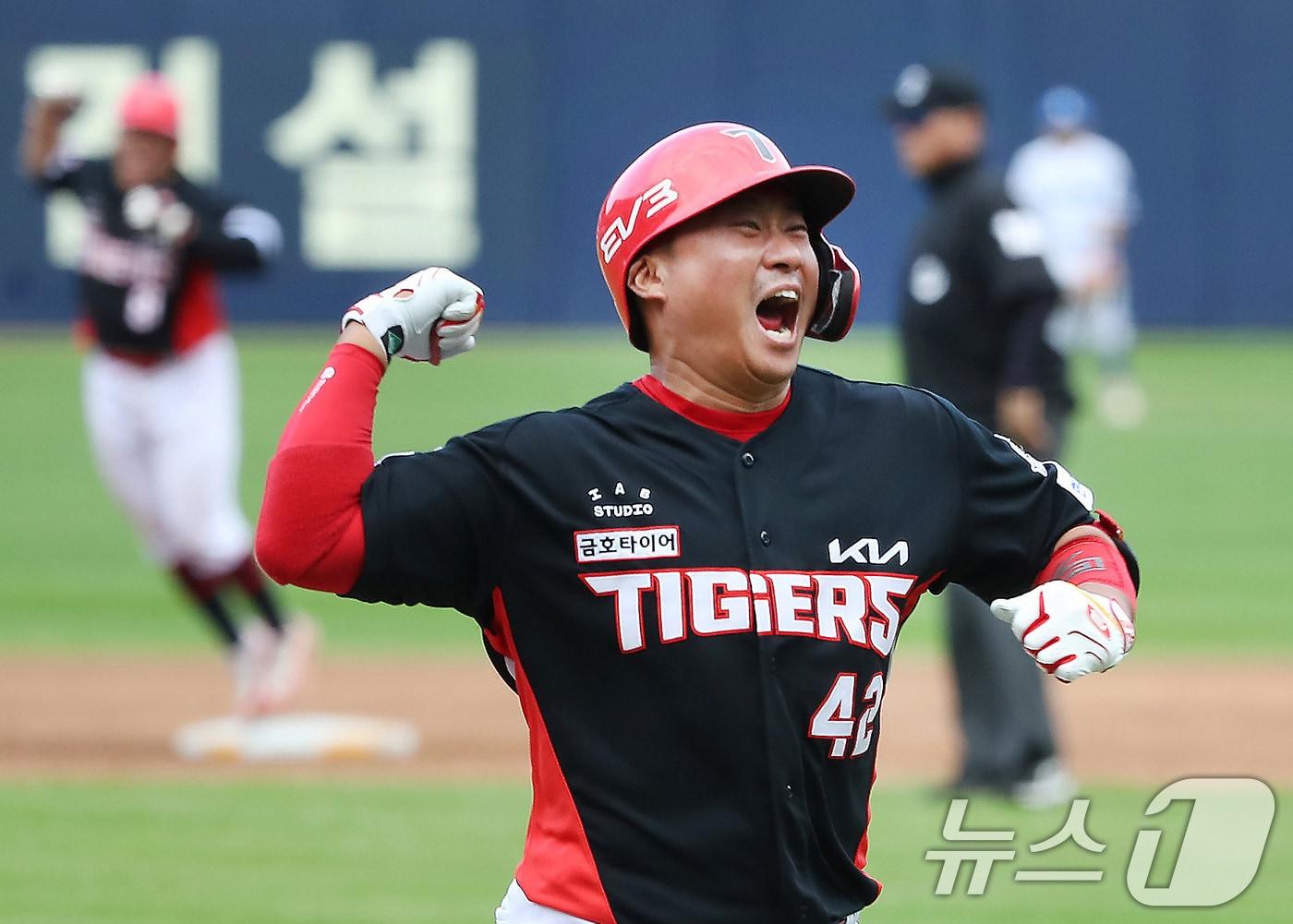 26일 오후 대구 삼성라이온즈파크에서 열린 프로야구 &#39;2024 신한 SOL 뱅크 KBO 포스트시즌&#39; 한국시리즈 4차전 KIA 타이거즈와 삼성 라이온즈의 경기, KIA 9번타자로 나온 김태군이 3회초 2사 만루 상황 교체된 삼성 투수 송은범을 상대로 좌월 만루홈런을 친 뒤 기뻐하고 있다. 2024.10.26/뉴스1 ⓒ News1 공정식 기자