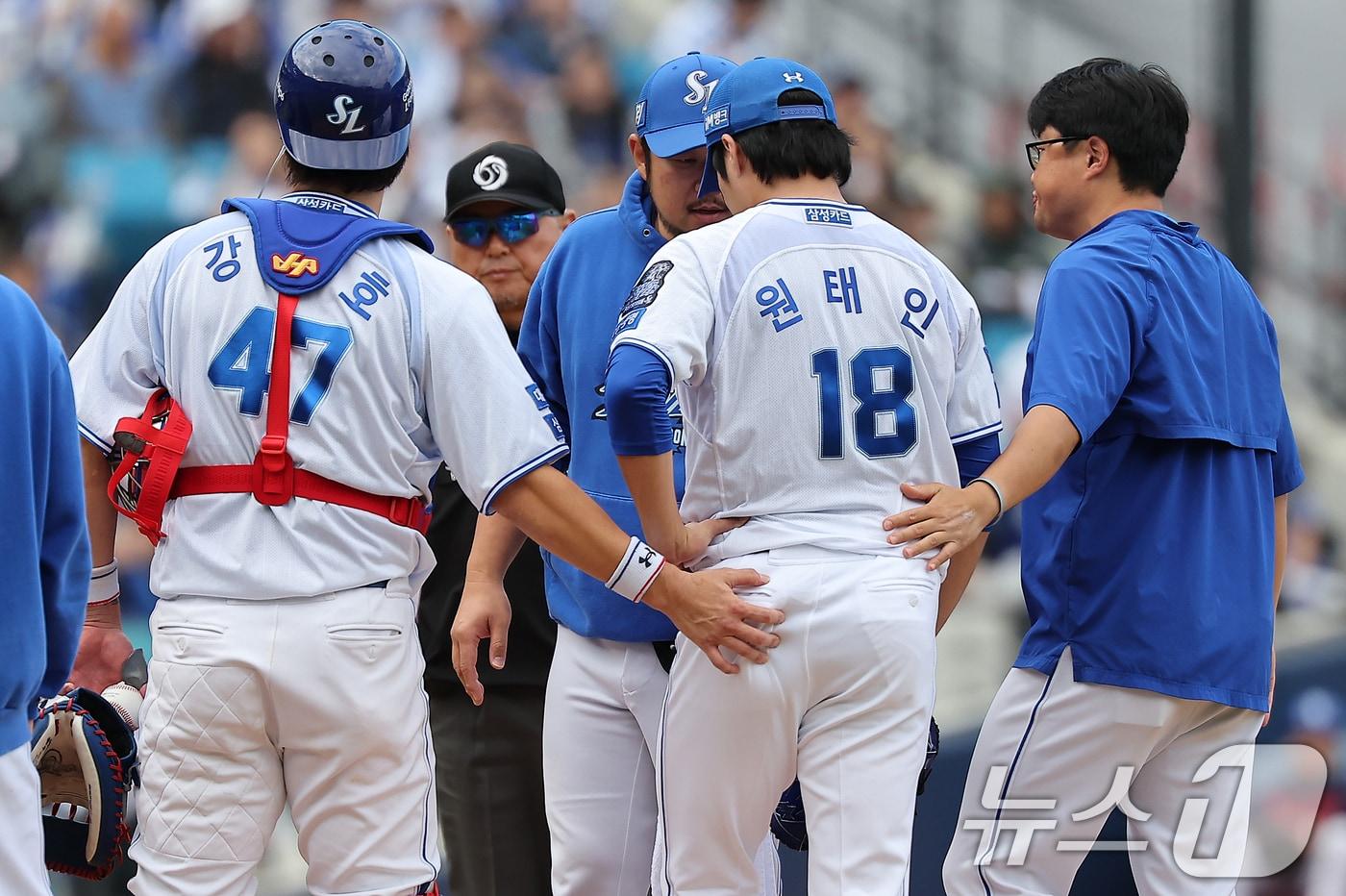 26일 오후 대구 삼성라이온즈파크에서 열린 프로야구 &#39;2024 신한 SOL 뱅크 KBO 포스트시즌&#39; 한국시리즈 4차전 KIA 타이거즈와 삼성 라이온즈의 경기, 삼성 선발 원태인이 3회말 무사 만루 상황 강판되고 있다. 지난 1차전 선발 이후 4일 만에 선발 등판한 원태인은 2⅓이닝 6피안타 3볼넷 2탈삼진 6실점으로 무너졌다. 2024.10.26/뉴스1 ⓒ News1 김진환 기자