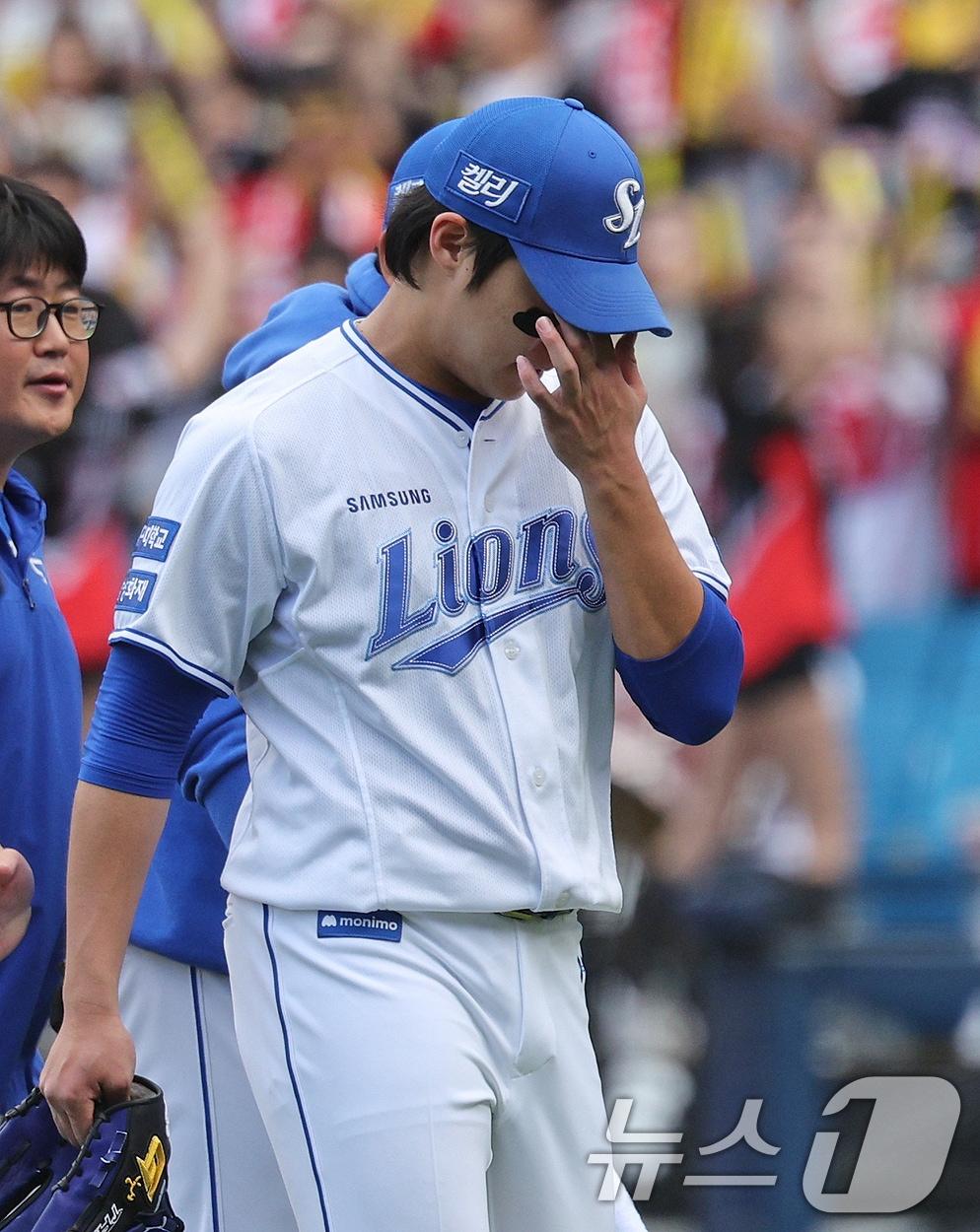 26일 오후 대구 삼성라이온즈파크에서 열린 프로야구 &#39;2024 신한 SOL 뱅크 KBO 포스트시즌&#39; 한국시리즈 4차전 KIA 타이거즈와 삼성 라이온즈의 경기 3회초 KIA 공격 2사 만루 상황에서 삼성 선발 원태인이 3실점, 책임주자 3명을 남긴 채 강판되고 있다. 2024.10.26/뉴스1 ⓒ News1 장수영 기자