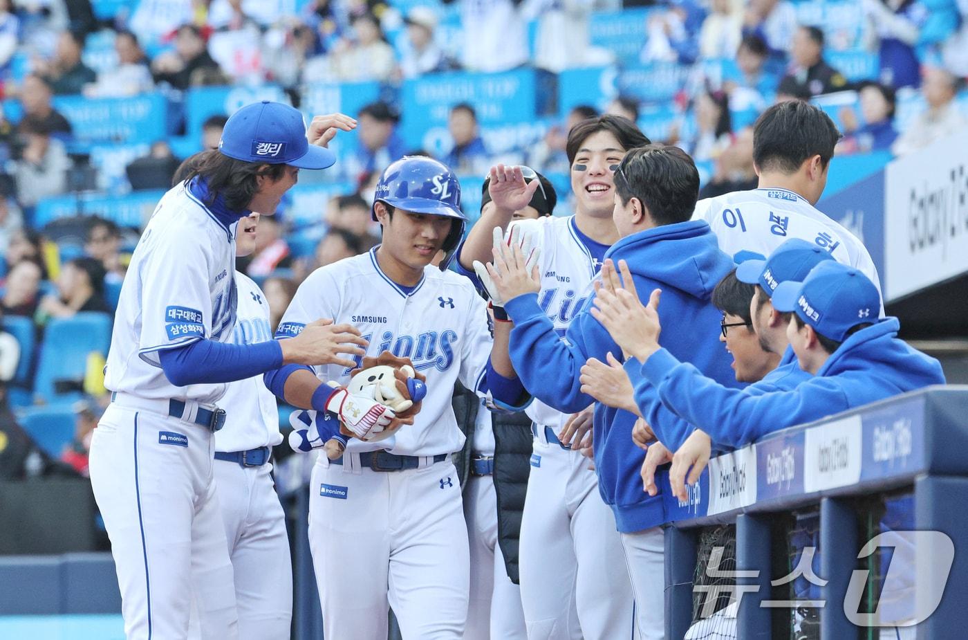 26일 오후 대구 삼성라이온즈파크에서 열린 프로야구 &#39;2024 신한 SOL 뱅크 KBO 포스트시즌&#39; 한국시리즈 4차전 KIA 타이거즈와 삼성 라이온즈의 경기 5회말 삼성 공격 선두타자 이재현이 솔로 홈런을 친 뒤 동료들과 기쁨을 나누고 있다. 2024.10.26/뉴스1 ⓒ News1 장수영 기자