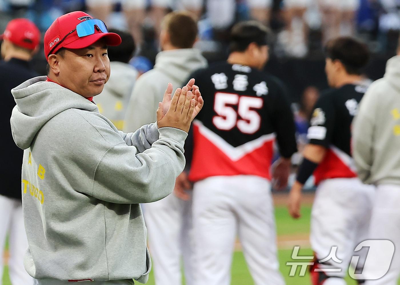 26일 오후 대구 삼성라이온즈파크에서 열린 프로야구 &#39;2024 신한 SOL 뱅크 KBO 포스트시즌&#39; 한국시리즈 4차전 KIA 타이거즈와 삼성 라이온즈의 경기에서 9대2 승리를 거둔 KIA 이범호 감독이 선수들을 향해 손뼉을 치고 있다. 2024.10.26/뉴스1 ⓒ News1 김진환 기자