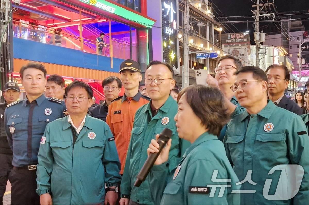 이한경 행정안전부 재난안전관리본부장이 지난 26일 저녁 서울 마포구 홍대거리에서 박강수 마포구청장과 함께 핼러윈데이를 앞두고 인파밀집 우려지역에 대한 안전점검을 하고 있다. &#40;행정안전부 제공&#41; 2024.10.27/뉴스1 ⓒ News1 송원영 기자