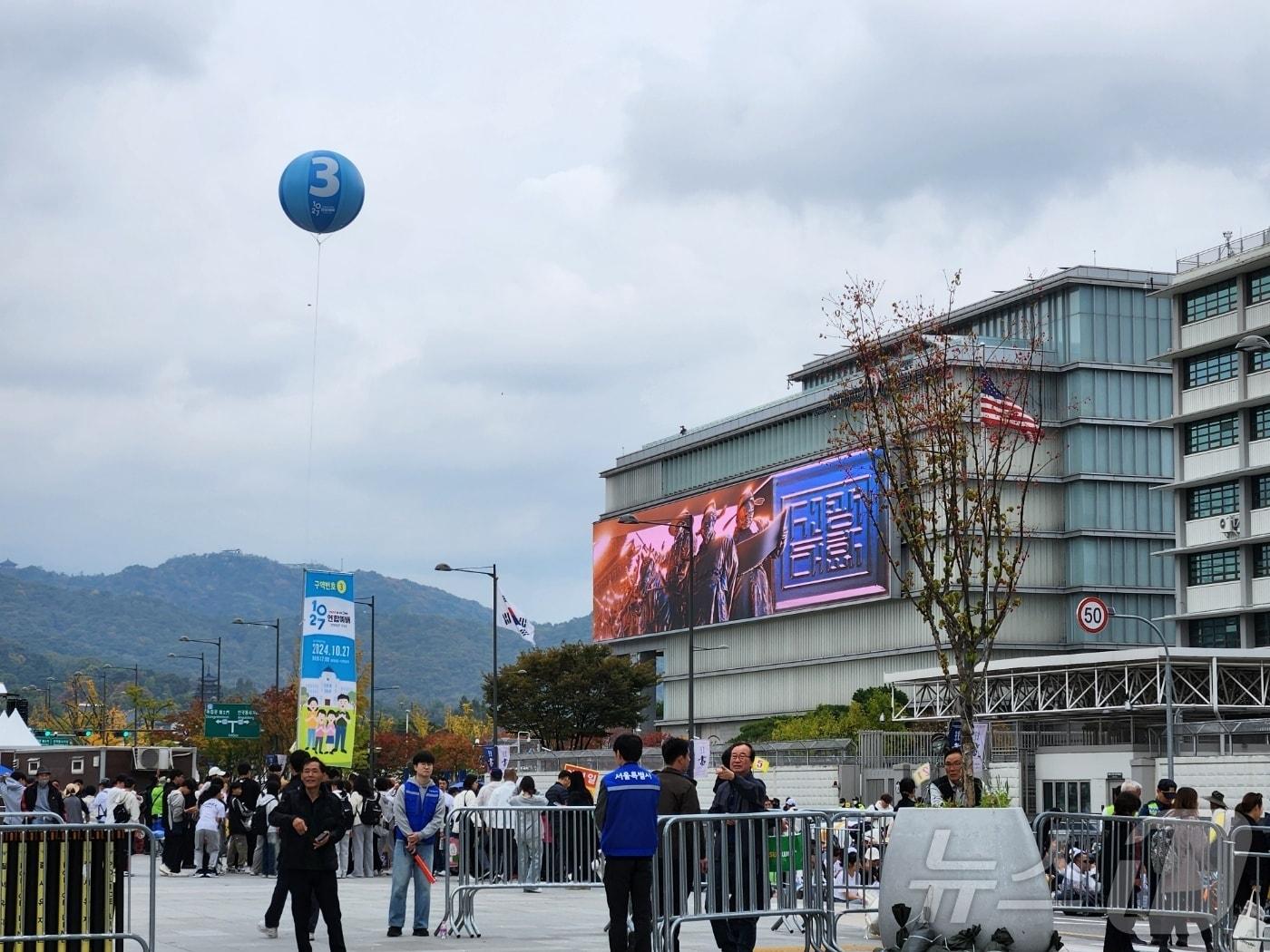 27일 낮 12시쯤 서울 광화문 광장에서 &#39;한국교회연합 200만 연합예배 및 큰 기도회 조직위원회&#39;&#40;조직위&#41;가 주최하는 동성혼과 차별금지법 제정에 반대하는 집회에 참가하기 위해 시민들이 모이고 있다. 2024.10.27/뉴스1 ⓒ 뉴스1 /김예원 기자