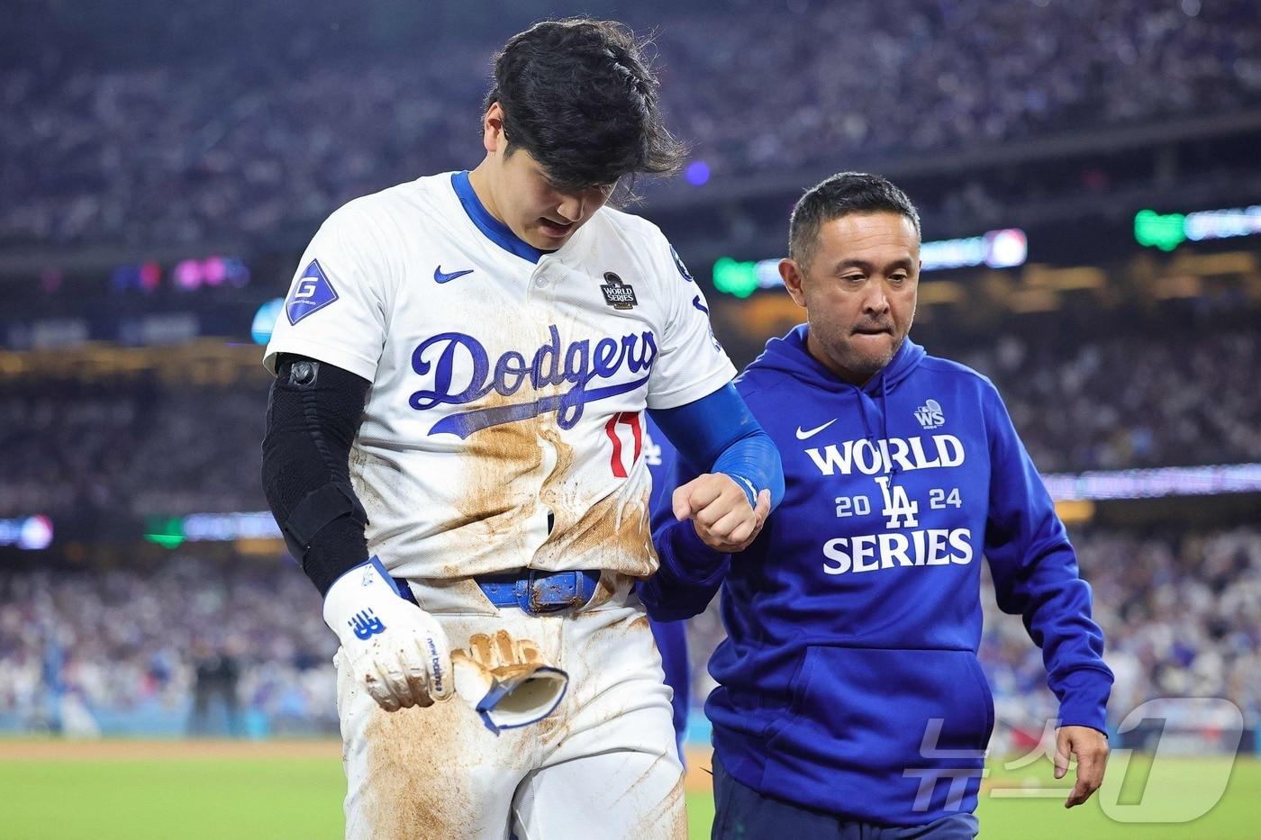 월드시리즈 2차전에서 어깨 탈구 부상을 당한 오타니.ⓒ AFP=뉴스1