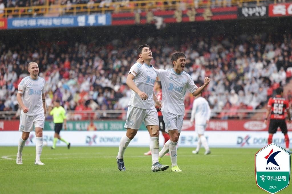 울산 HD가 포항 스틸러스를 꺾고 우승에 가까워졌다. &#40;한국프로축구연맹 제공&#41;